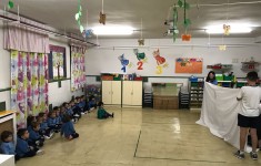¡NO HEMOS PARADO! LOS ALUMNOS DE SECUNDARIA HAN CONTADO CUENTOS A LOS MÁS PEQUEÑOS. ¡SOMOS UNA GRAN FAMILIA!