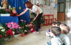 Ofrenda floral a la Virgen con los más peques del Centro