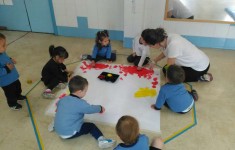 1-2 años. Comenzamos pintando con las manos y terminamos pintando con los pies!!!